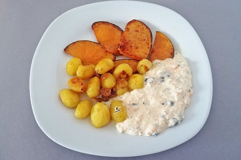 Kürbisspalten und Erdäpfel mit kalter Kürbissauce