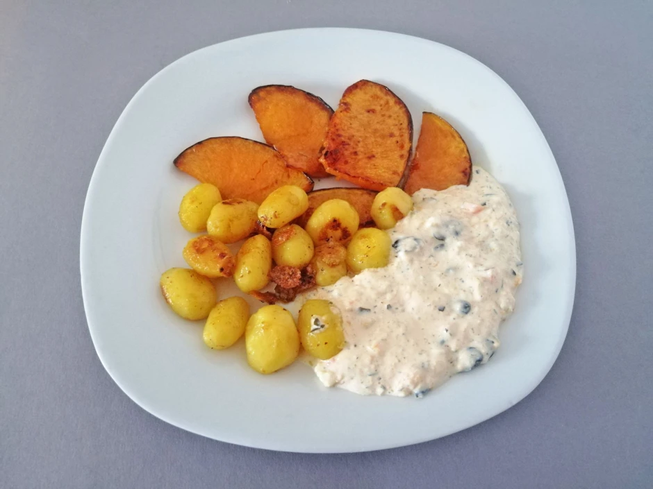 K&uuml;rbisspalten und Erd&auml;pfel mit kalter K&uuml;rbissauce