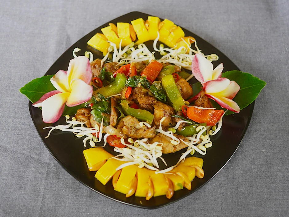 H&uuml;hnerfleisch mit Paprika und Mango