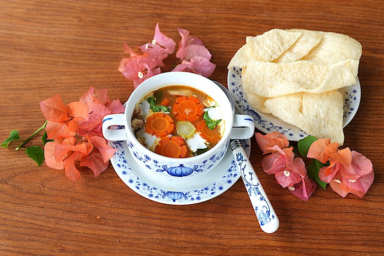 Feurige Kailansuppe mit Karottenblüten