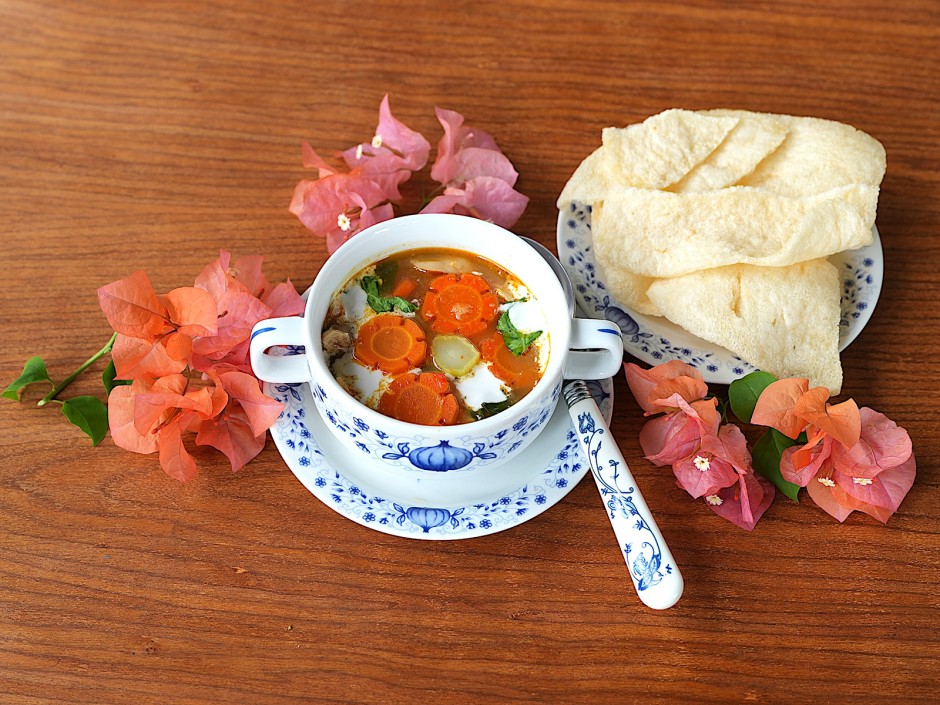 Feurige Kailansuppe mit Karottenblüten