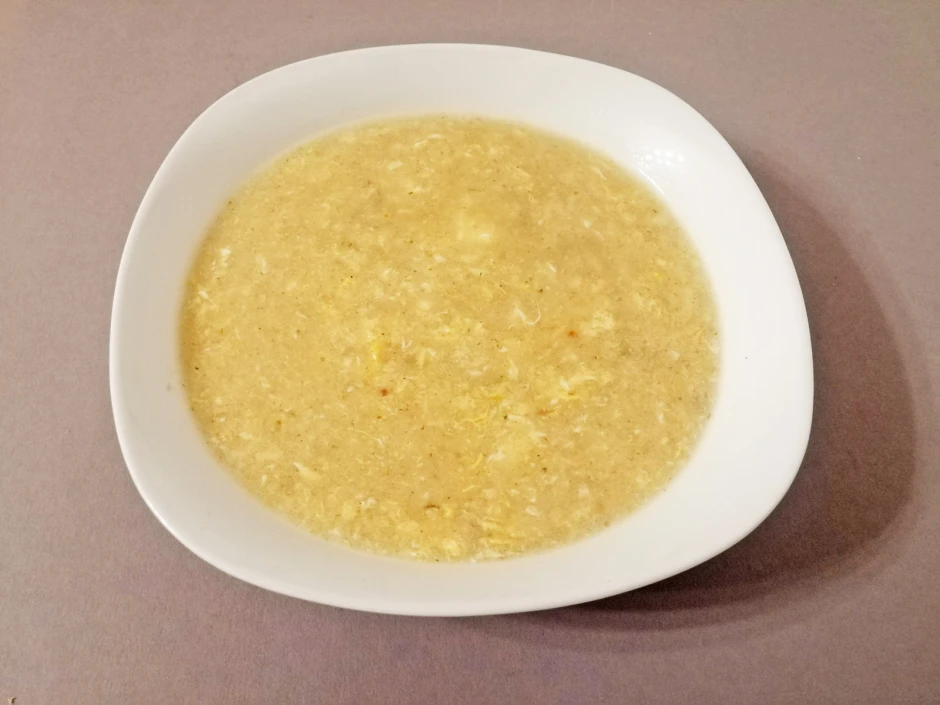 Dinkelgrieß-Suppe mit legiertem Ei