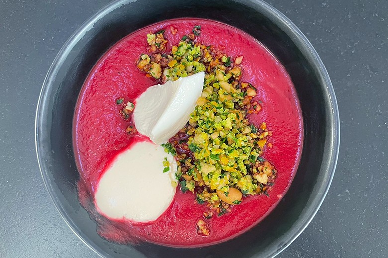 Klassische Rote Rüben Suppe mit Sauerrahm