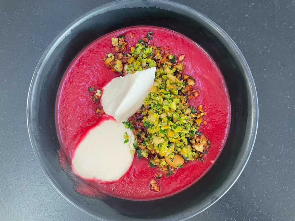 Klassische Rote Rüben Suppe mit Sauerrahm