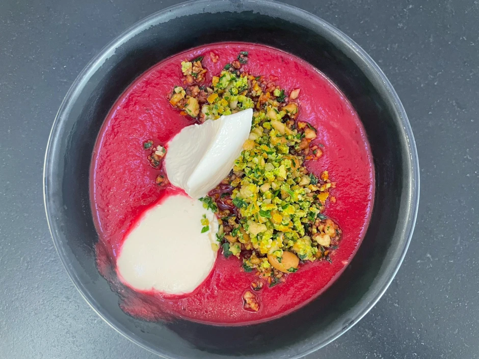 Klassische Rote R&uuml;ben Suppe mit Sauerrahm