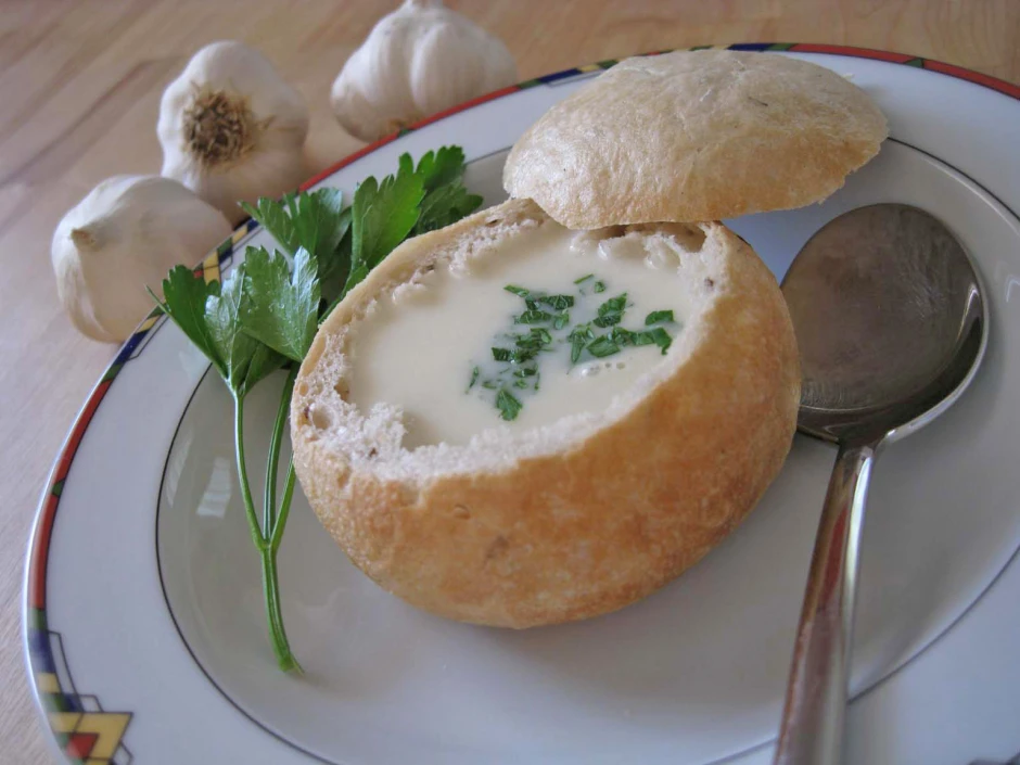 Knoblauchsuppe im Wachauer-Laibchen