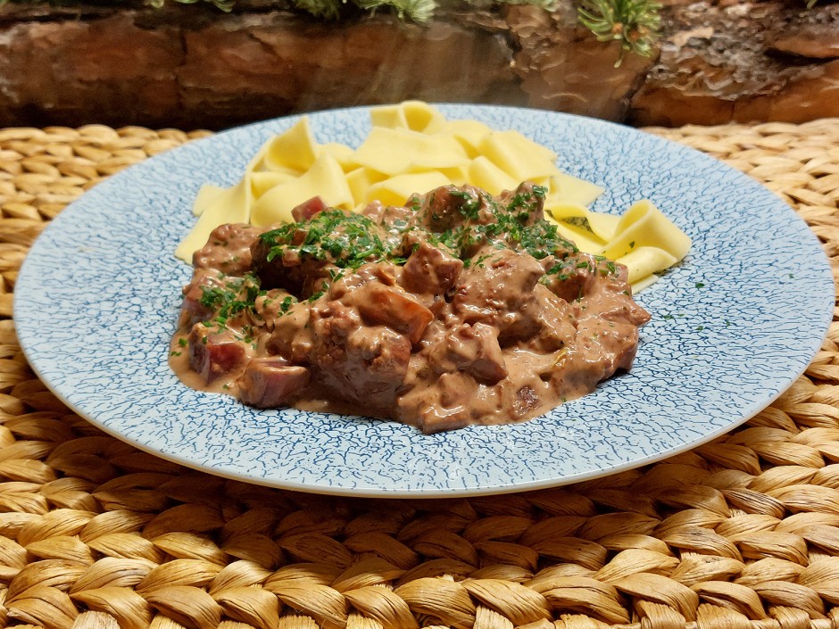 Rotes Puten-Curry mit Bandnudeln