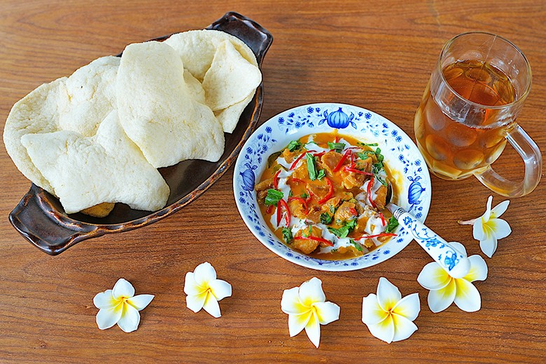 Hühnercurry mit Krabbenbrot