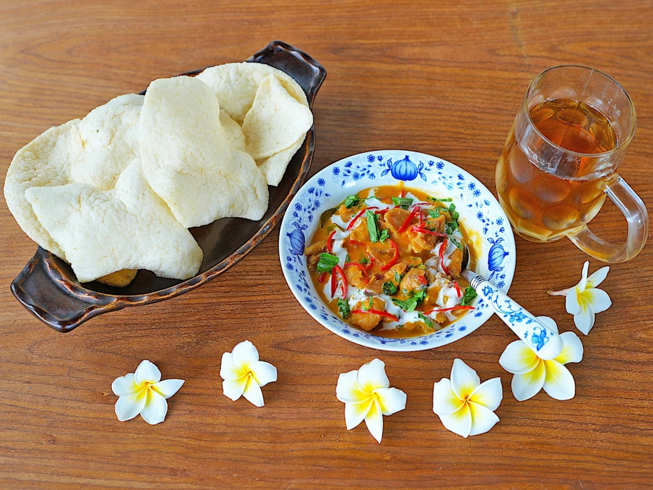 H&uuml;hnercurry mit Krabbenbrot