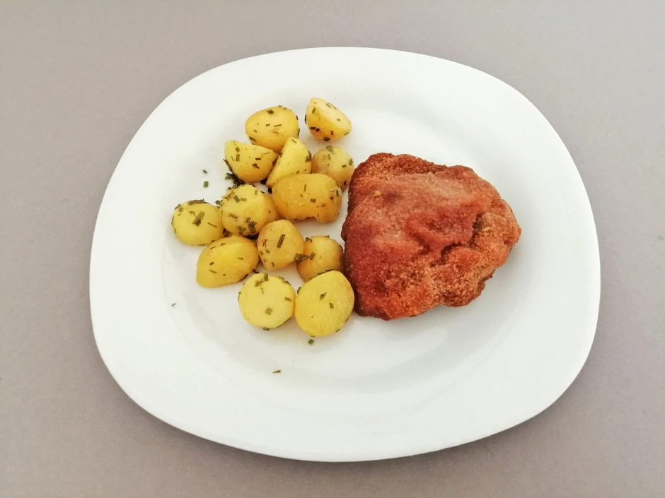 Backhendl und Bratkartoffeln mit 3-Kr&auml;uter-Salz