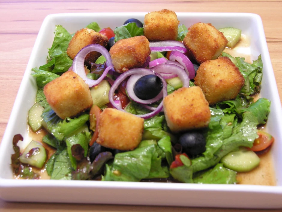Gebackener Schafskäse auf Sommersalat