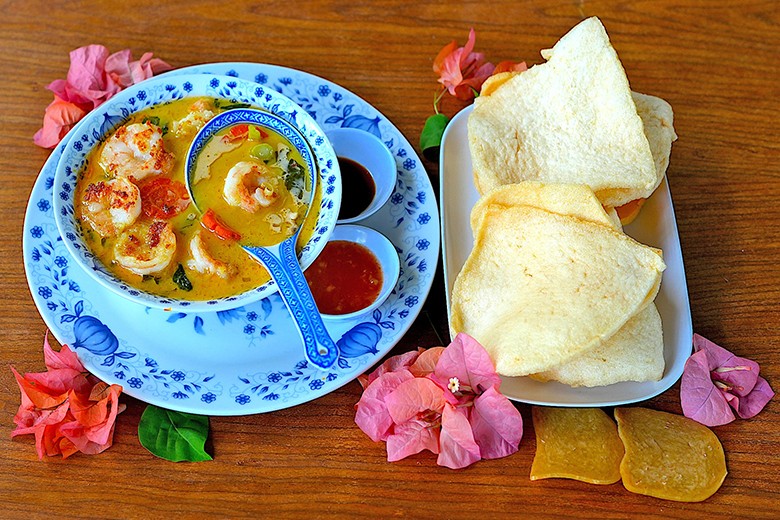 Scharfes Garnelencurry mit Krabbenbrot