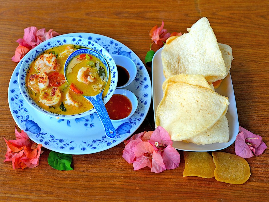 Scharfes Garnelencurry mit Krabbenbrot