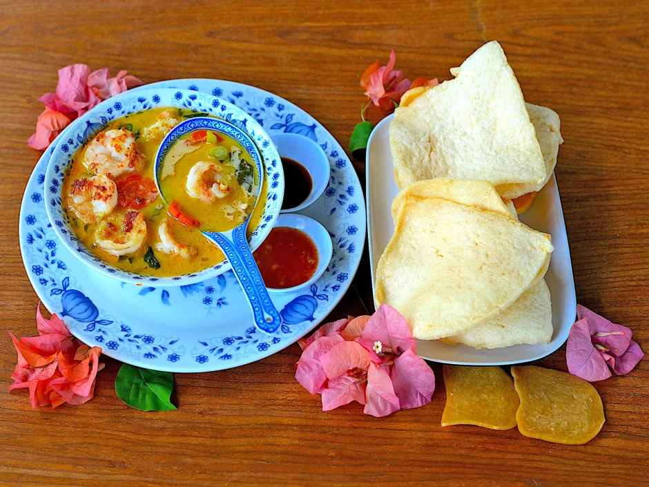 Scharfes Garnelencurry mit Krabbenbrot