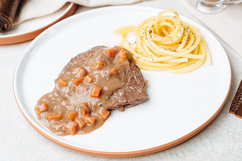 Rindsschnitzel mit Karotten und Zwiebeln