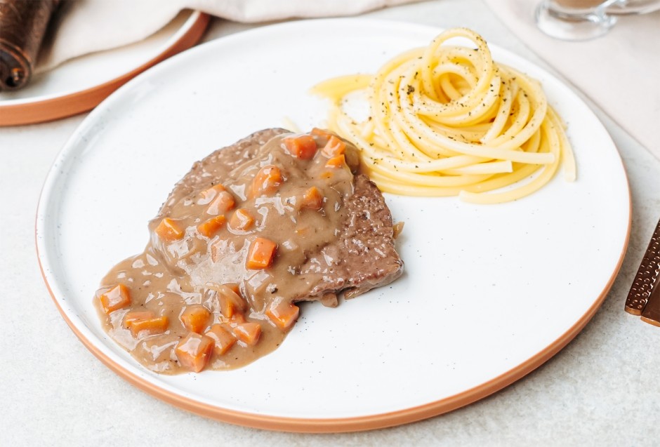 Rindsschnitzel mit Karotten und Zwiebeln