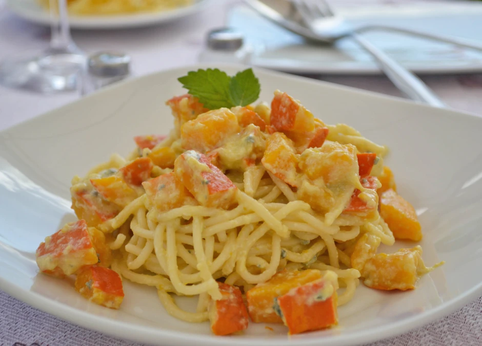Spaghetti mit K&uuml;rbis und Gr&uuml;nschimmelk&auml;se