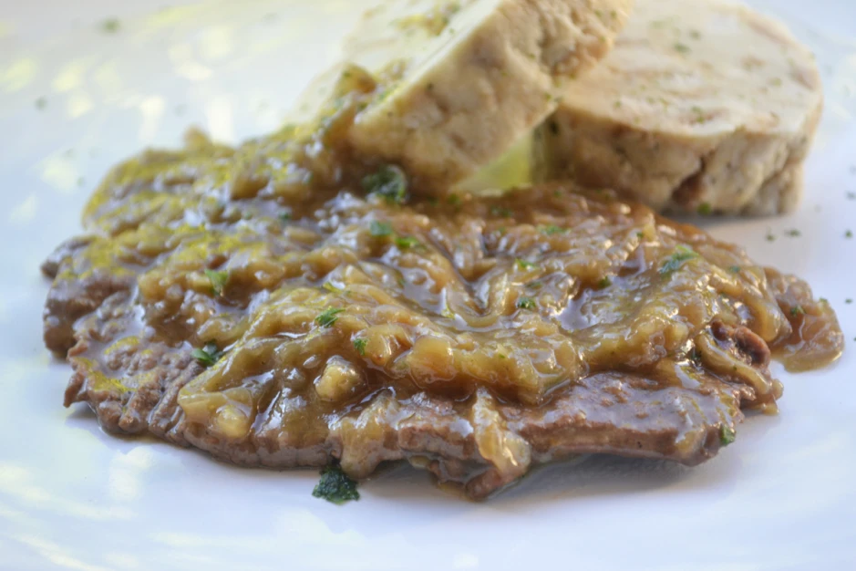 Rindsschnitzel mit Zwiebelso&szlig;e aus dem Schnellkochtopf