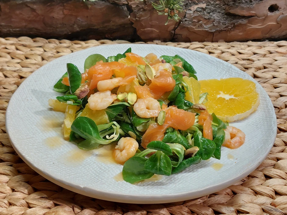 Vogerlsalat mit Lachs und Garnelen