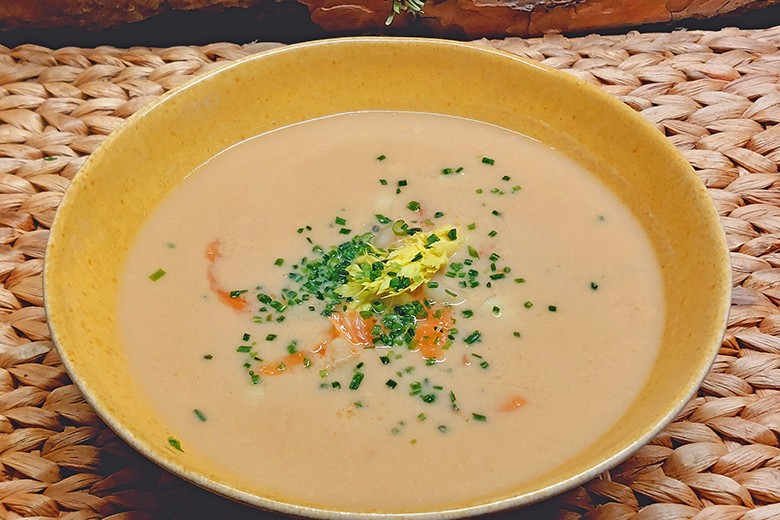Thai-Suppe mit Räucherlachs