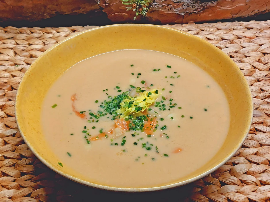 Thai-Suppe mit R&auml;ucherlachs