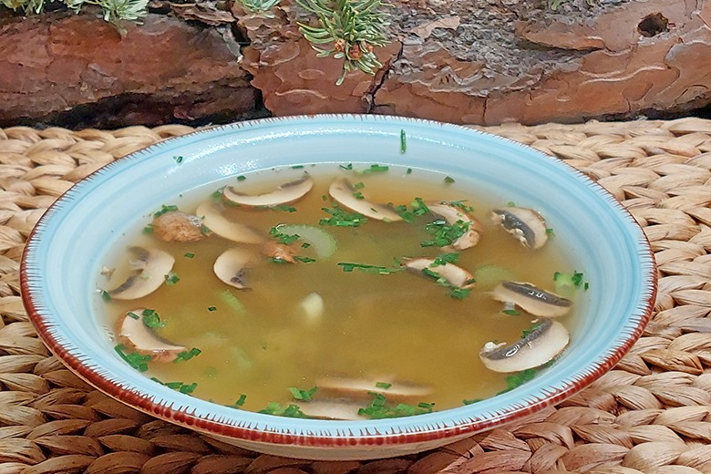 Rindsuppe mit Champignons