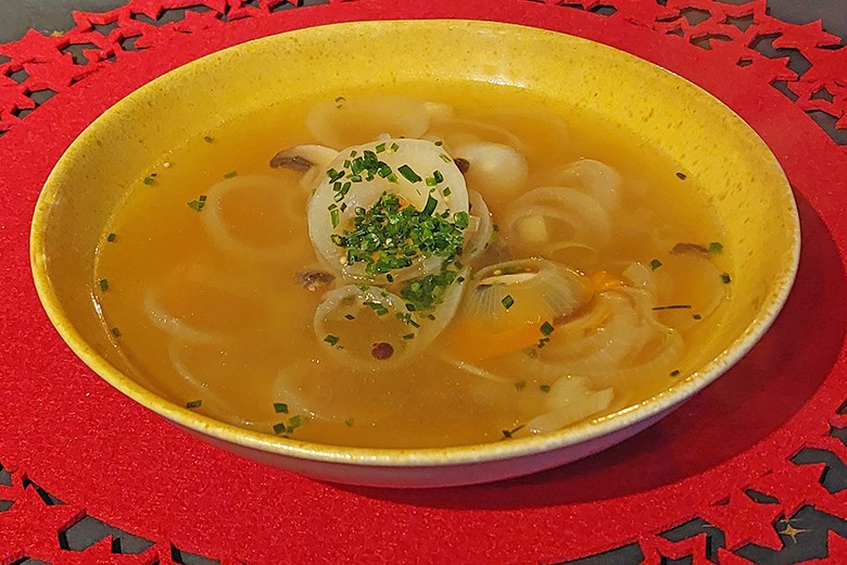 Winterliche Zwiebelsuppe mit Champignons