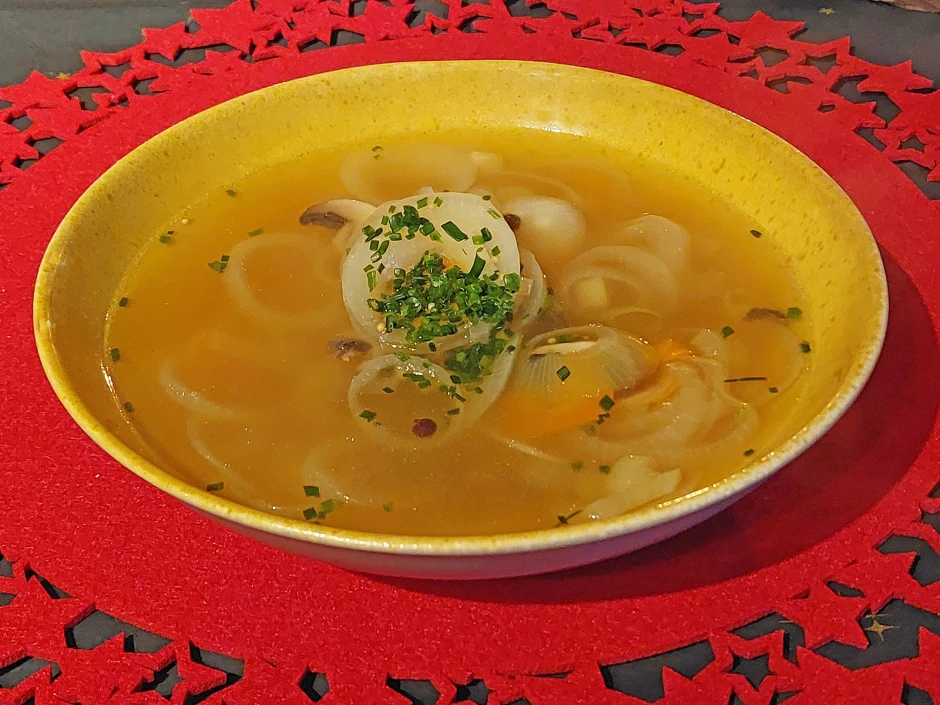 Winterliche Zwiebelsuppe mit Champignons