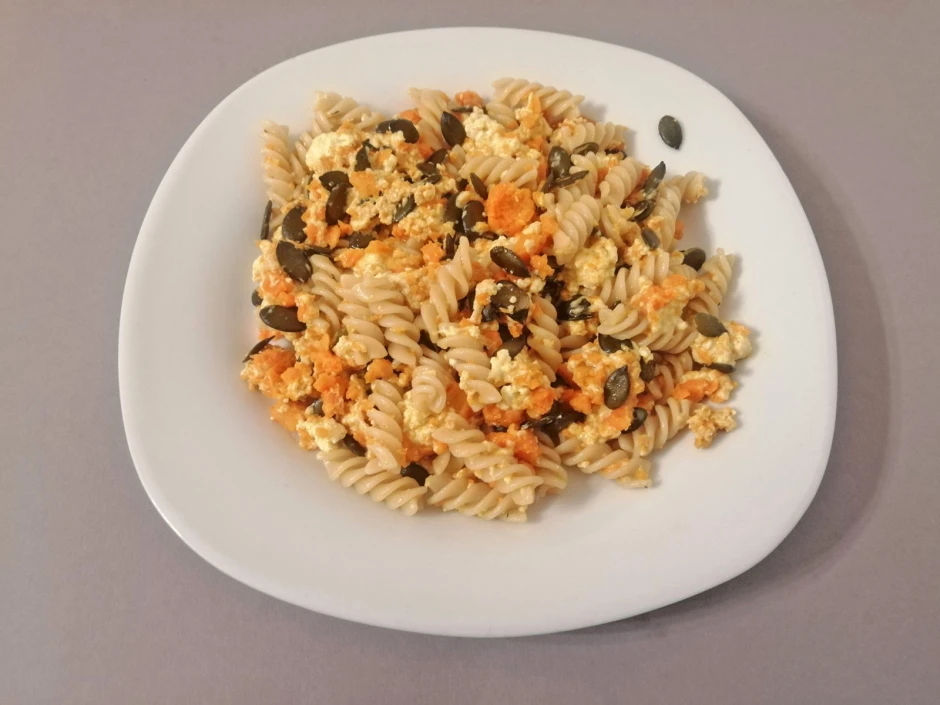Dinkel-Fusilli mit Karotten-Bröseltopfen