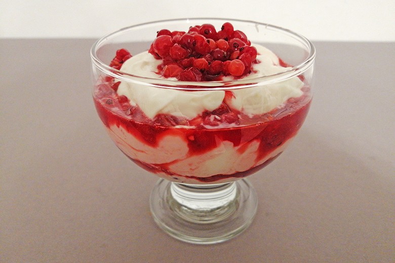 Topfencreme mit warmen Ribiseln
