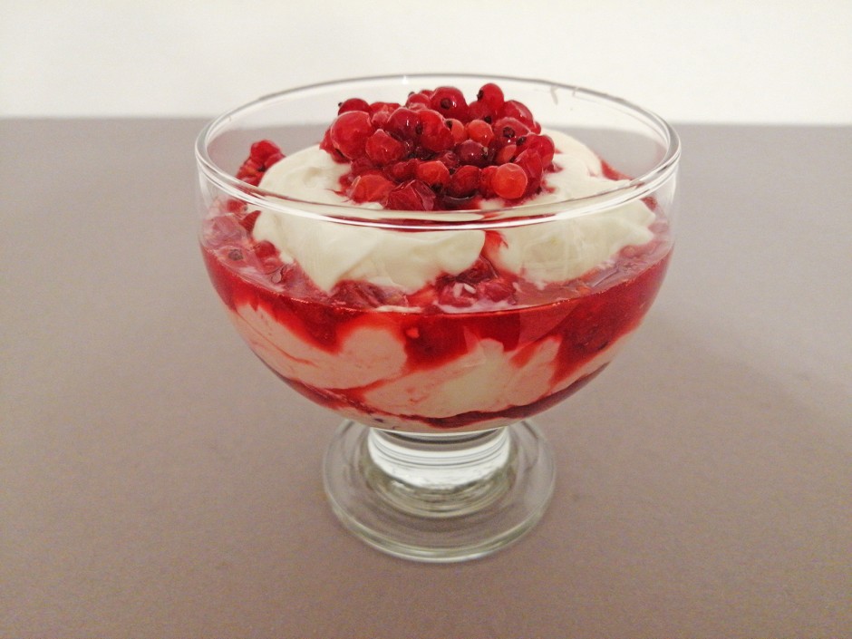 Topfencreme mit warmen Ribiseln
