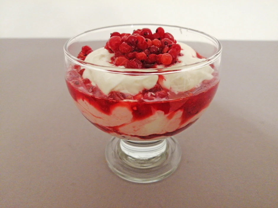 Topfencreme mit warmen Ribiseln