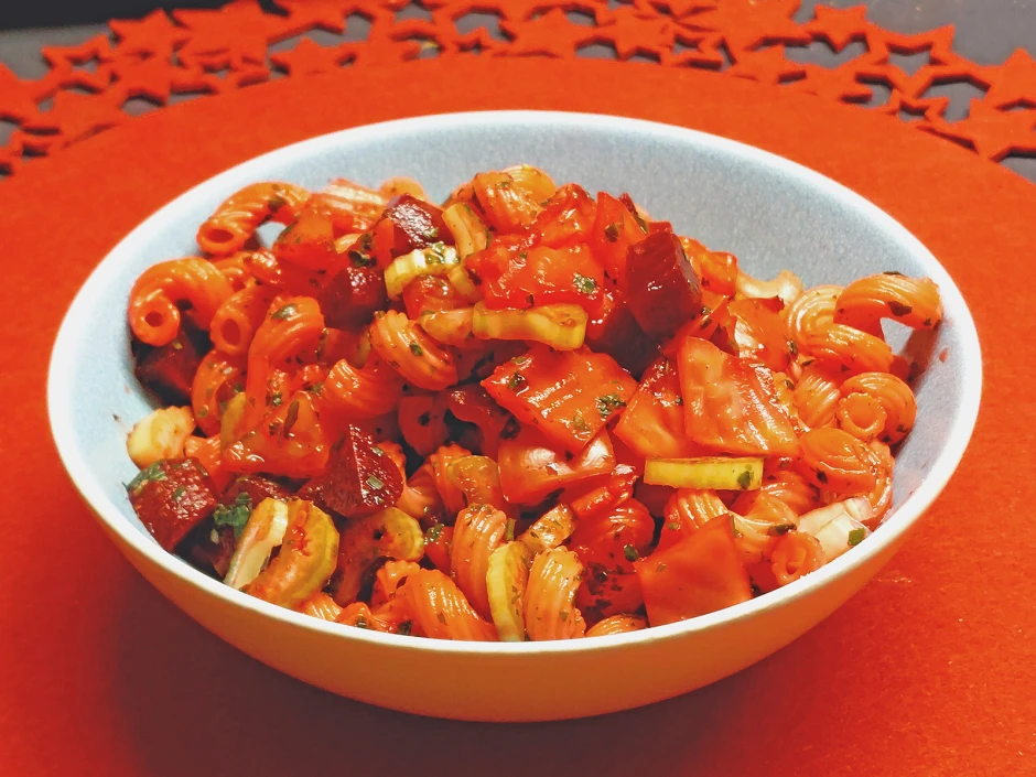 Roter Nudelsalat