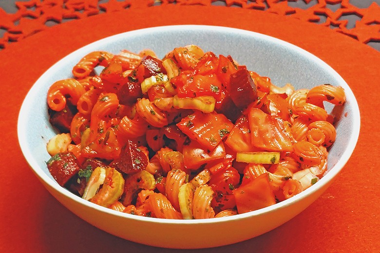 Roter Nudelsalat