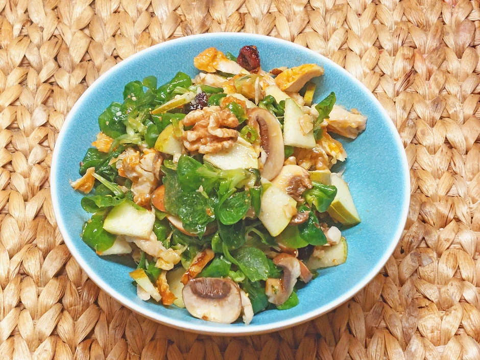 Vogerlsalat mit Chicken Wings