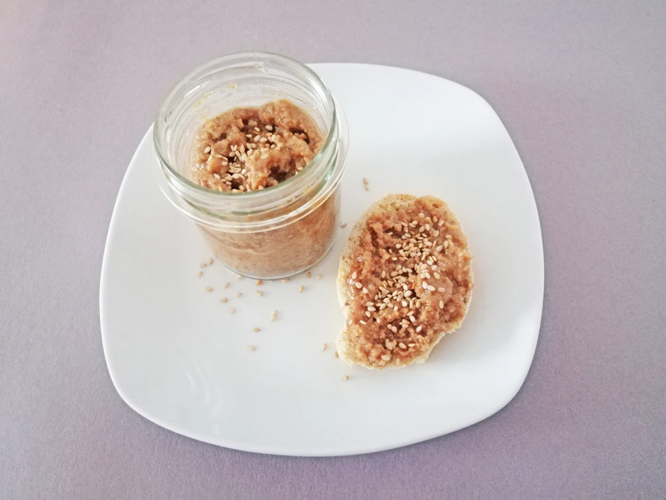 S&uuml;&szlig;er Sesam-Aufstrich mit Kokosbl&uuml;tenzucker