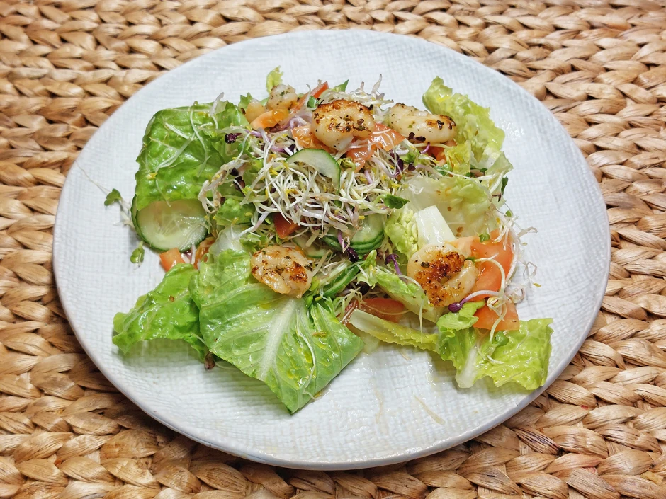 Sprossensalat mit Garnelen