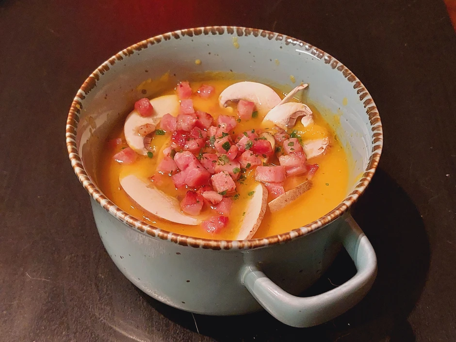 Kürbissuppe mit Champignons und Speck
