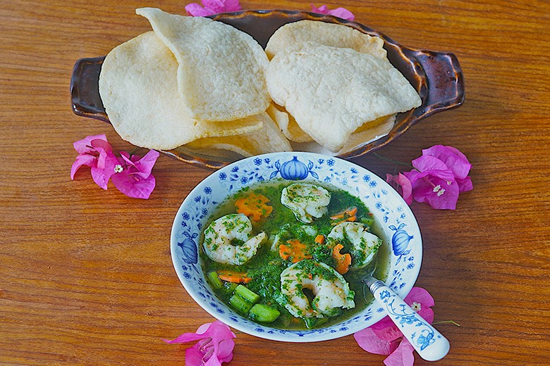 Kailansuppe mit Garnelen und Garnelenkräcker