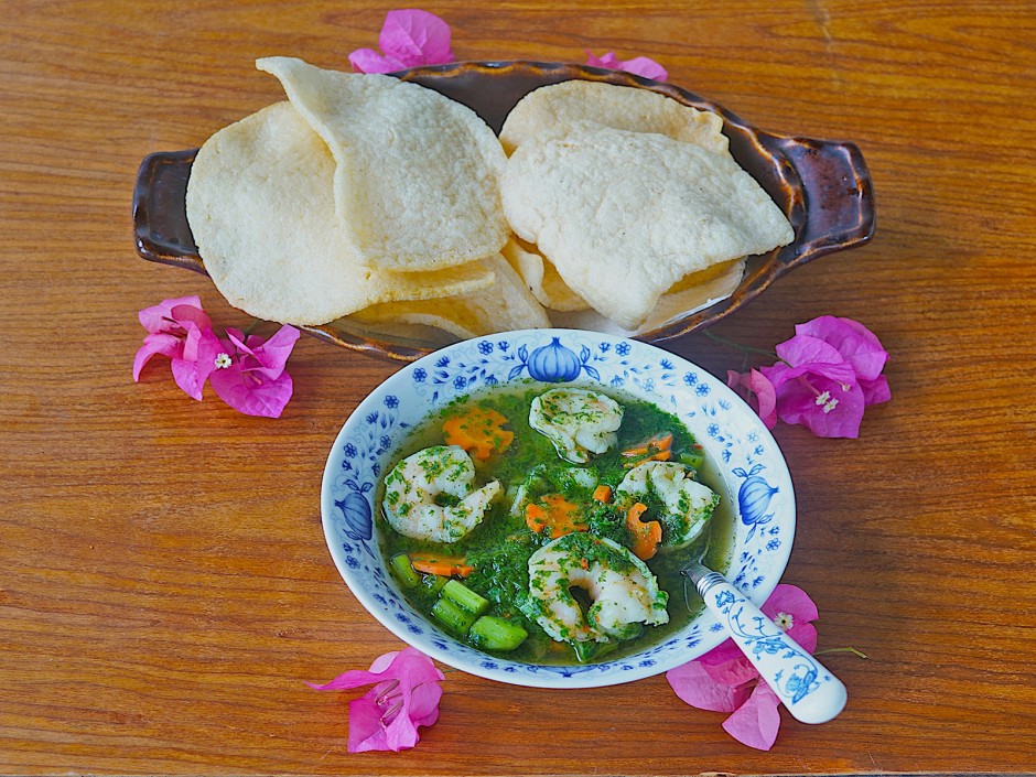 Kailansuppe mit Garnelen und Garnelenkräcker