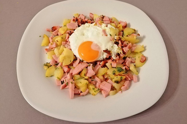 Schnelles Gröstl mit Spiegelei