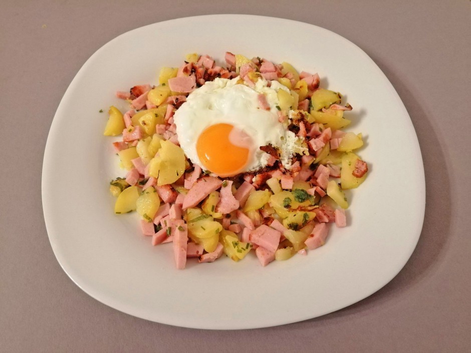 Schnelles Gröstl mit Spiegelei