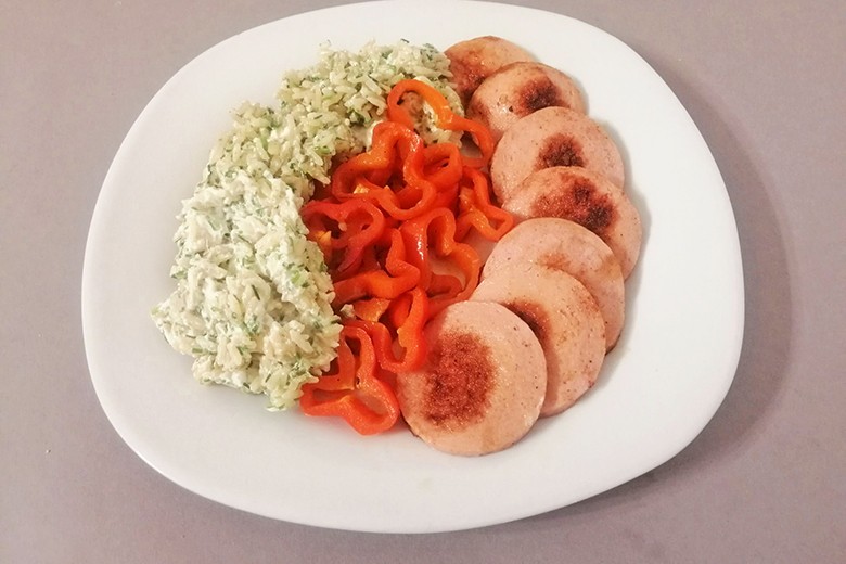 Cremereis mit gebratener Wurst und Paprika