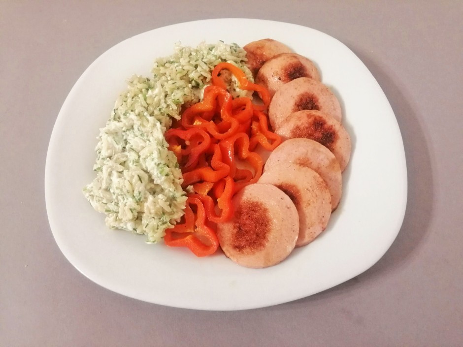 Cremereis mit gebratener Wurst und Paprika