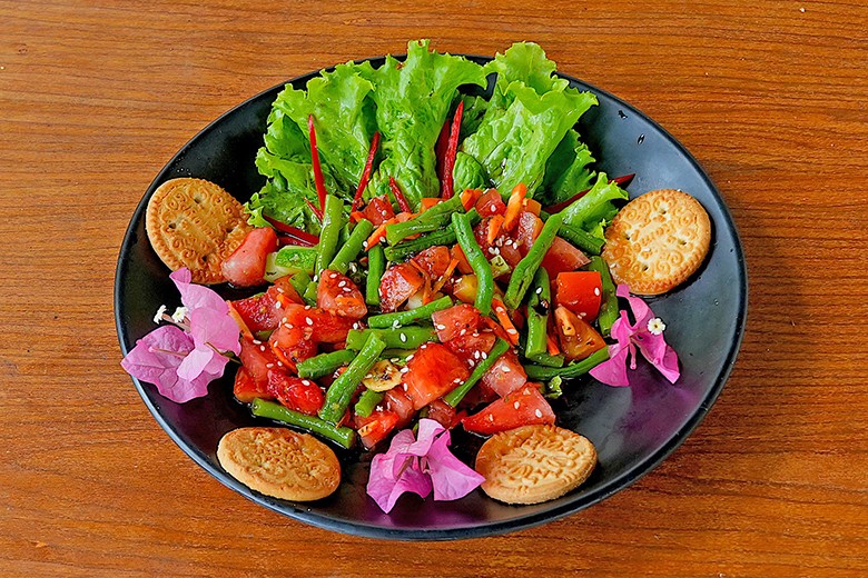 Gemischter Schlangenbohnensalat