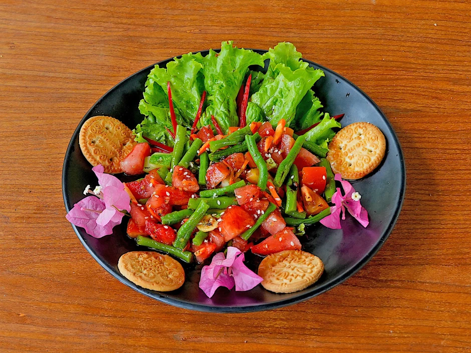 Gemischter Schlangenbohnensalat