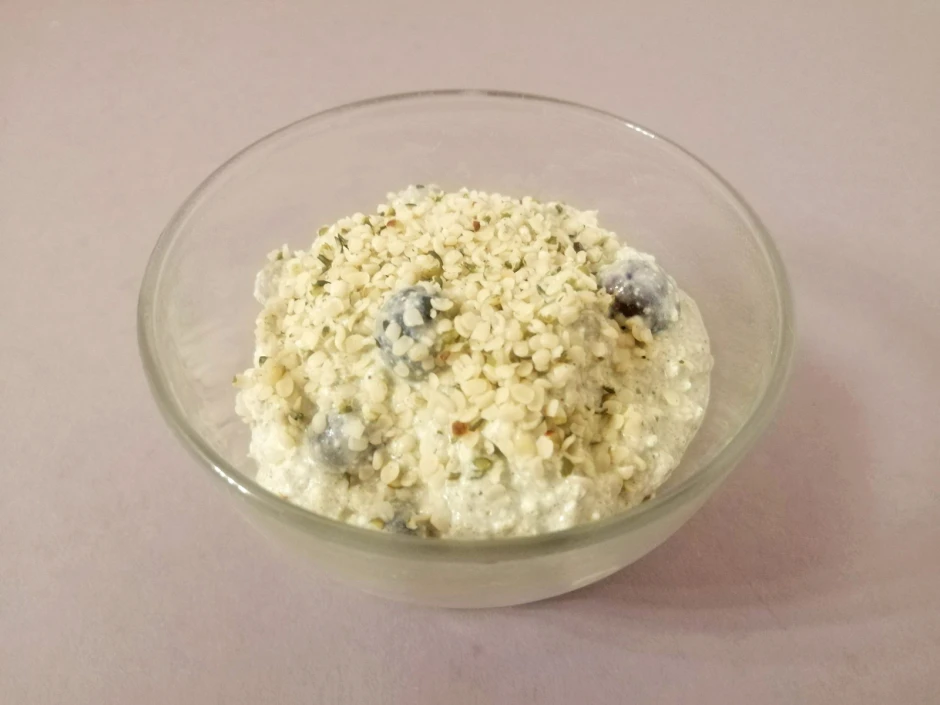 Hanf-Schwarzbeer-Topfencreme