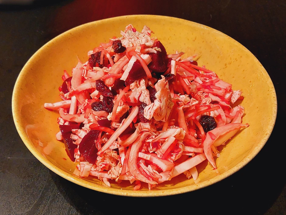 Chinakohlsalat mit Rote-R&uuml;ben-Dressing