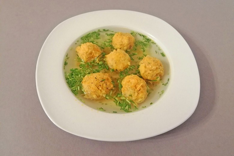 Klare Suppe mit Karottenknödel