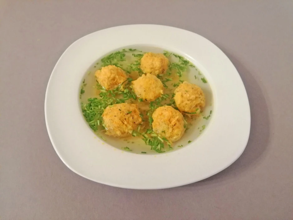 Klare Suppe mit Karottenkn&ouml;del